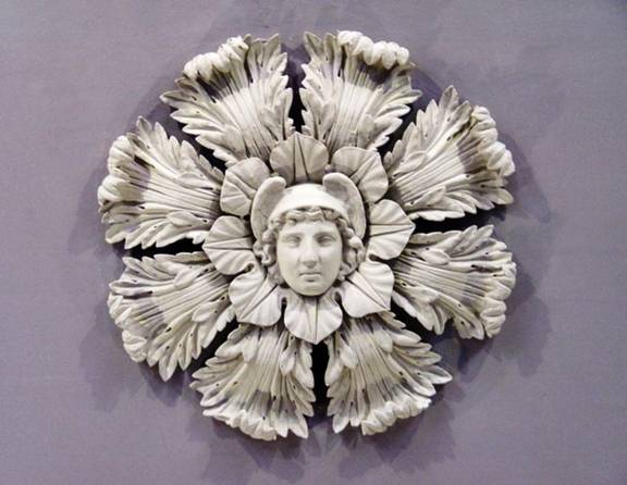 Deckenrosette in der Eingangshalle des Stadtmuseums mit dem Kopf des Merkur (römischer Gott des Handels und Gewerbes)