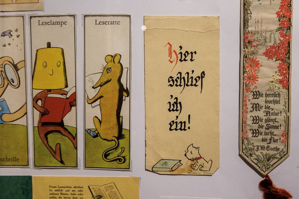 Die Kuratorin Edeltraud Hertig stellt vom 28.10.2023 bis 04.02.2024 ihre eindrucksvolle und umfangreiche Kollektion von Lesezeichen aus drei Jahrhunderten und fünf Kontinenten vor.