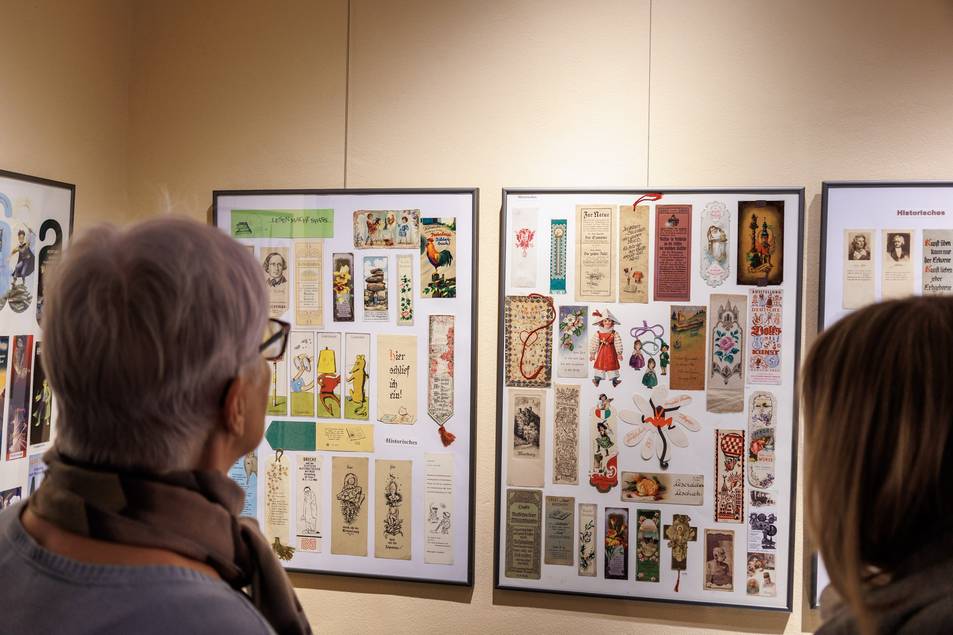 Die Kuratorin Edeltraud Hertig stellt vom 28.10.2023 bis 04.02.2024 ihre eindrucksvolle und umfangreiche Kollektion von Lesezeichen aus drei Jahrhunderten und fünf Kontinenten vor.