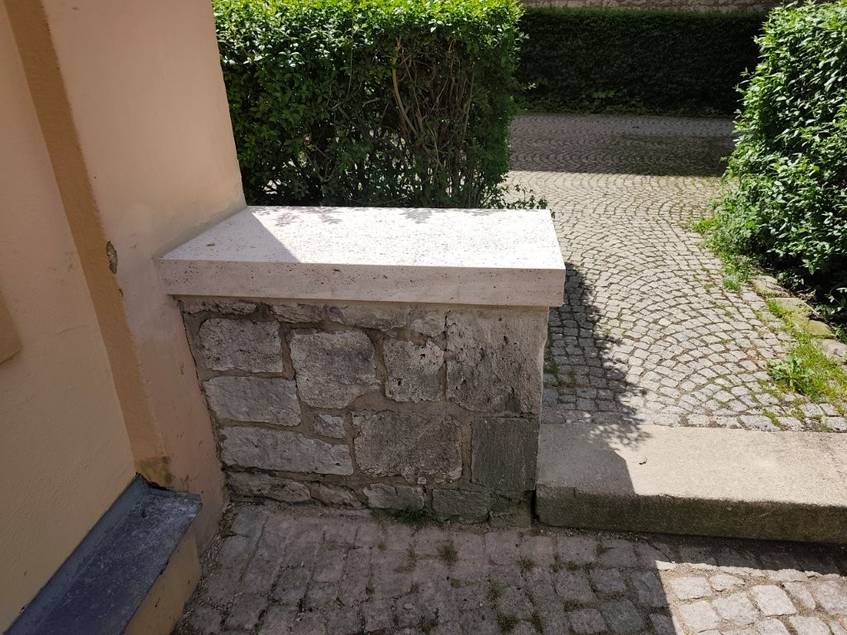 Als zusätzliche Maßnahme wurde zudem der kaputte Abdeckstein der Sockelmauer an der südwestliche Gebäudeecke durch eine neue Natursteinplatte ersetzt. Als zusätzliche Maßnahme wurde zudem der kaputte Abdeckstein der Sockelmauer an der südwestliche Gebäudeecke durch eine neue Natursteinplatte ersetzt.