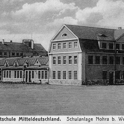 Ausschnitt aus einer historischen Postkarte, Heimatschule Nohra, SGBUMD