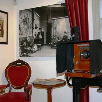 Blick in die Dauerausstellung; Details des Ausstellungsraumes: Der "Hofphotograph" Louis Held - Bildreporter, Filmemacher und Erfinder